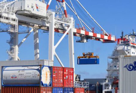 Crane - Cargo Containers Trailer Lot