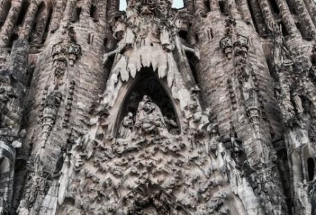 Сonstruction Crane - Sagrada Familia, Madrid, Spain